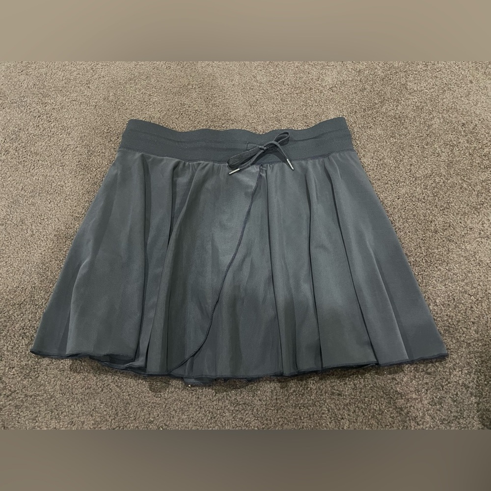 Halara High-Waisted 2-in-1 Mesh Flowy Mini Skirt - Picture 2 of 8